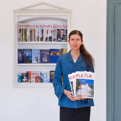 Alexandra Walterskirchen with a selection from the Collector's Edition Cultural Magazine Schloss Rudolfshausen