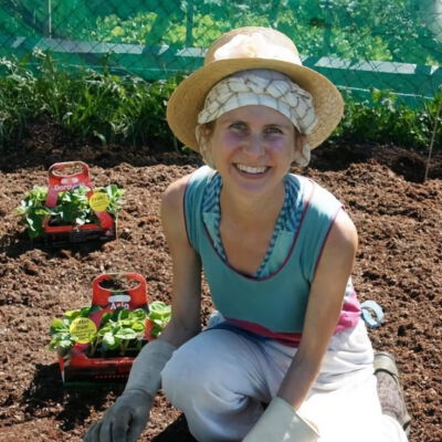 Alexandra Walterskirchen beim Pflanzen von Erdbeeren im Schloss-Garten