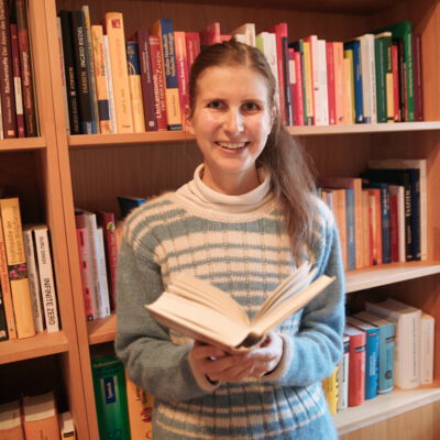 Alexandra Walterskirchen in front of her library