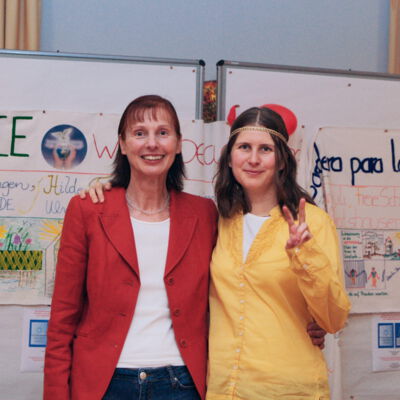 Helene und Alexandra Walterskirchen bei einer Veranstaltung der Friedens-Banderole 2011